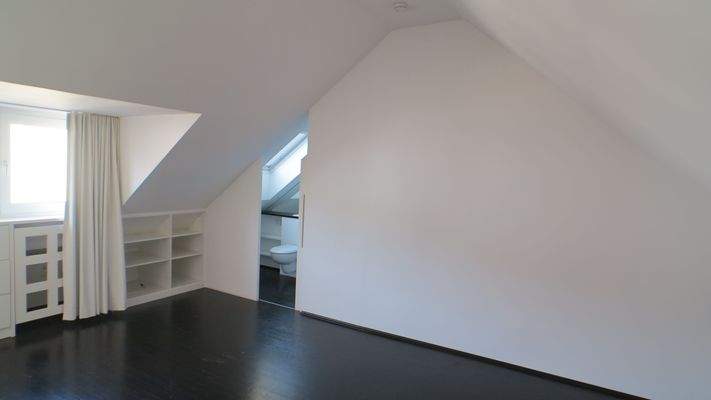 Schlafzimmer_Deckenhöhe ca. 3m.JPG