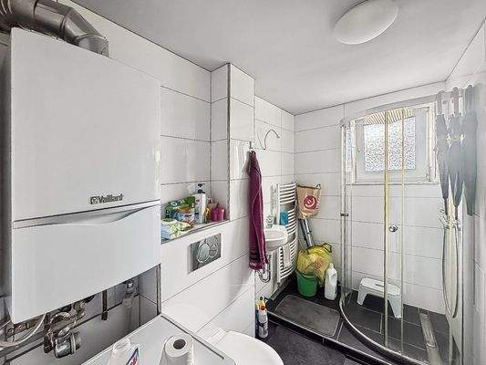 Bad mit Dusche und Fenster