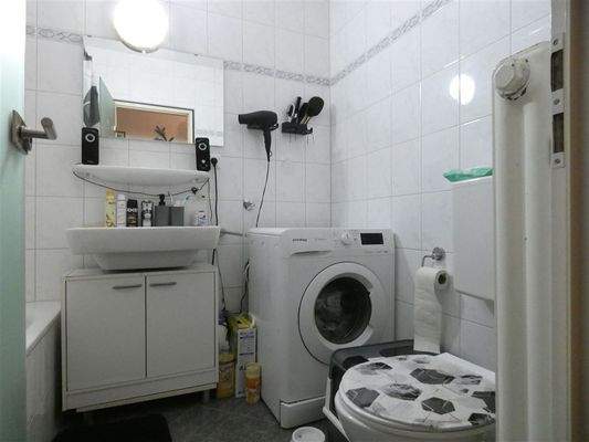 Badezimmer mit Waschmaschinenanschluss