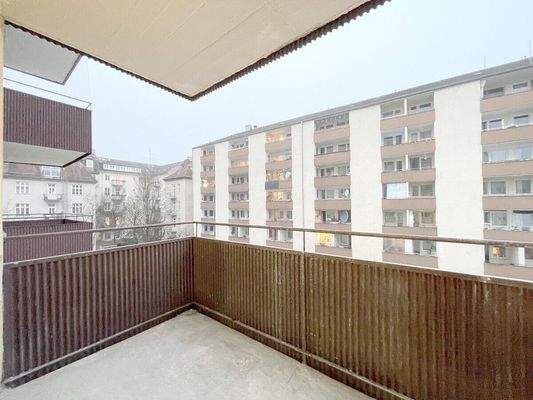 Großer sonniger West-Balkon zum Hof