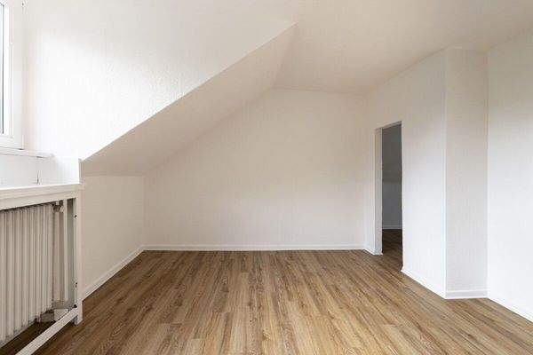 2. Schlafzimmer mit Blick zur Ankleide (Kind laut Grundriss)