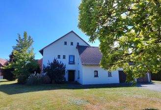 Außenansicht: Eingang, Hof, Garagen