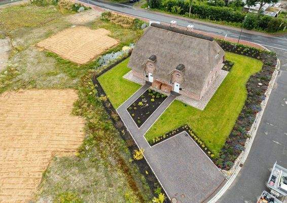 Baugrundstücke neben einem Musterhaus