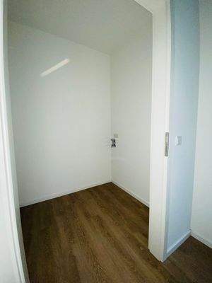 Leerer Raum mit Holzboden