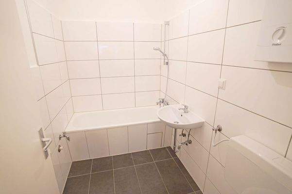 Badezimmer Obergeschoss rechts - Haupthaus