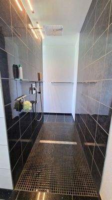 beidseitig begehbare Dusche