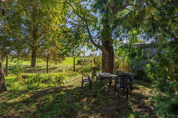 Idyllischer Sitzplatz mit Feldblick