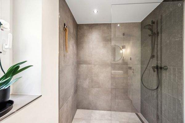 Gästebad mit bodenebener Dusche