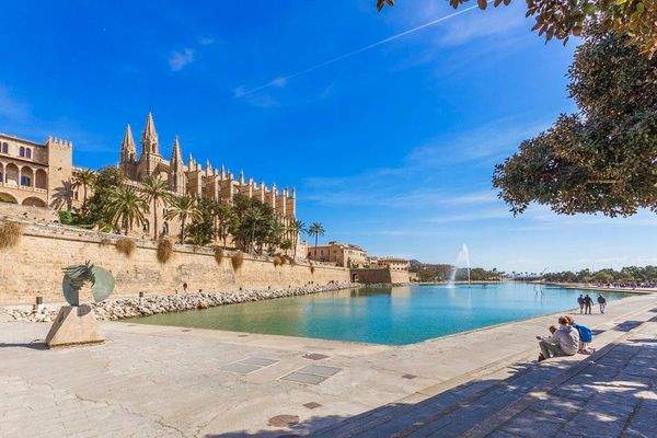 Palma de Mallorca Cathedral & Fountain