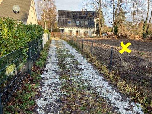 Privatweg mit Nachbarn West- u. Nordseite.jpg