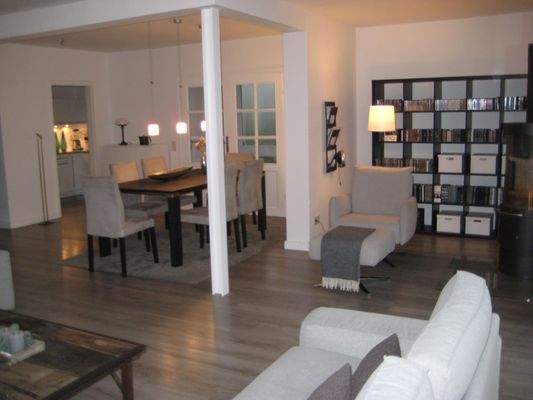 Wohnzimmer mit Leseplatz und Essbereich