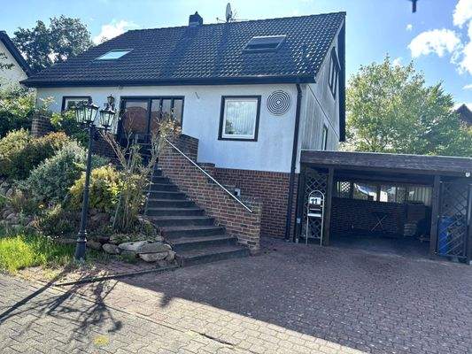 Carport und Hausaufgang