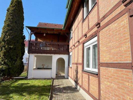 Mit überdachter Terrasse und Balkon