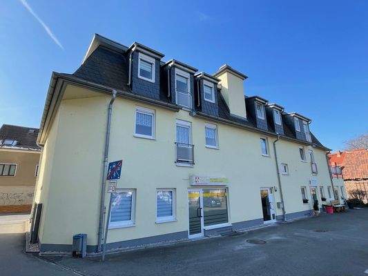 21 - Front Parkplatz