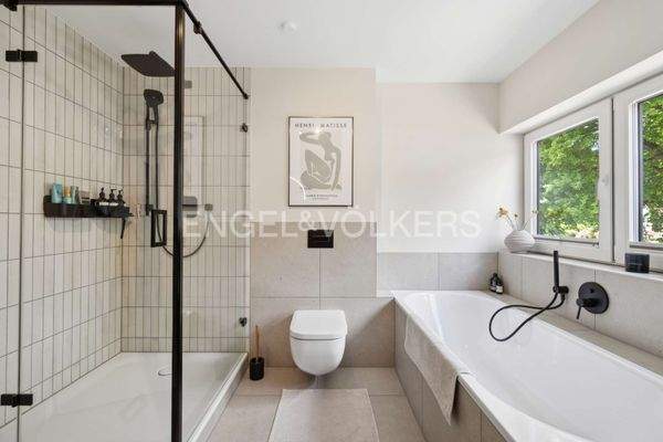 Neuwertiges Bad mit Dusche und Badewanne