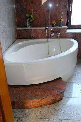 11 Fensterbad mit Eckwanne.JPG