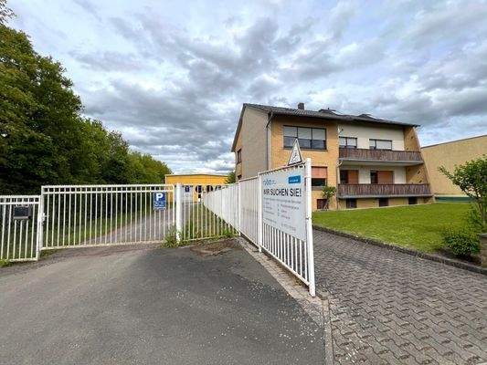 Einfahrt mit angrenzendem Wohnhaus