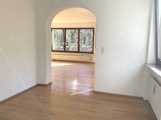 EG: Blick vom Esszimmer in den Wohnbereich