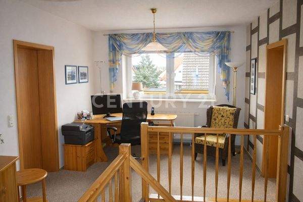 Flur mit integrierten Arbeitsbereich im OG