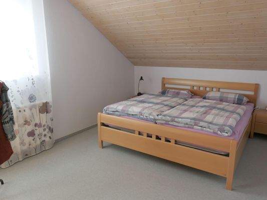 Schlafzimmer mit Dachschräge