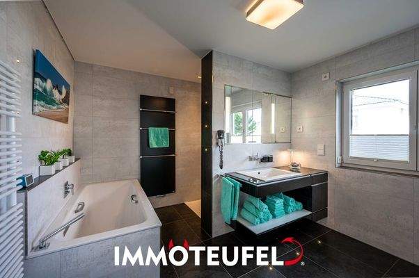 Bad mit Dusche und Wanne