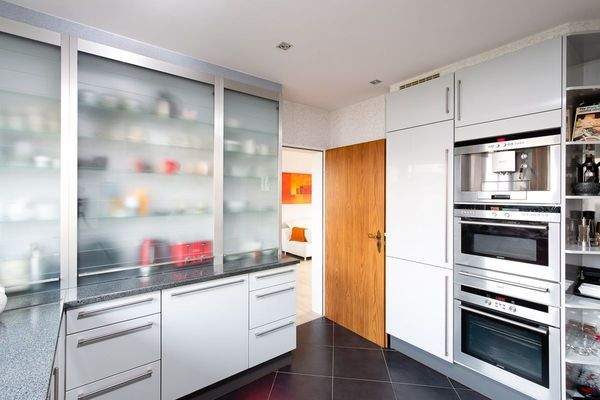 Küche mit Zugang ins Wohn-/Esszimmer