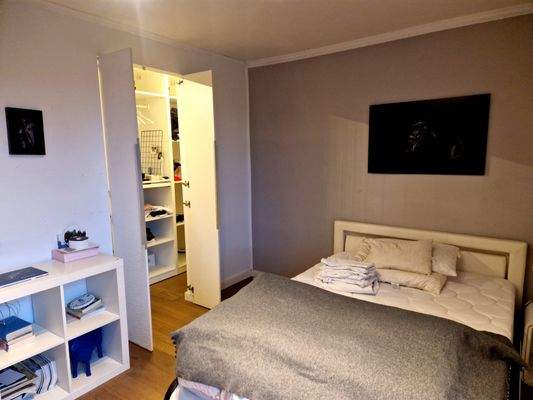 Schlafzimmer mit begehbarem Kleiderschrank im 1. OG