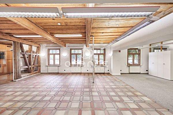 Strapazierfähiger Fliesenboden im Hauptbereich