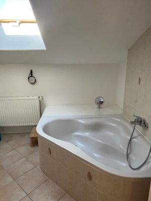 Badezimmer mit Bad u. Dusche