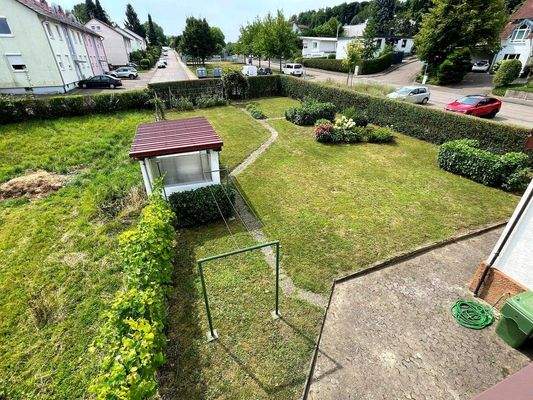 Blick v Balkon auf Gartenlaube