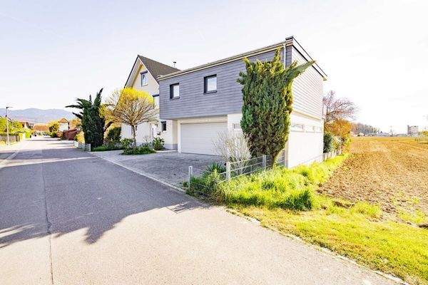 ...mit Doppelgarage und Außenstellplätzen.