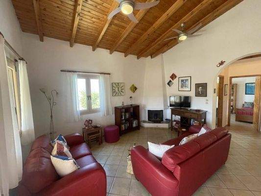 Kreta, Roumeli: Charmante Villa mit Garten und Pool zu verkaufen