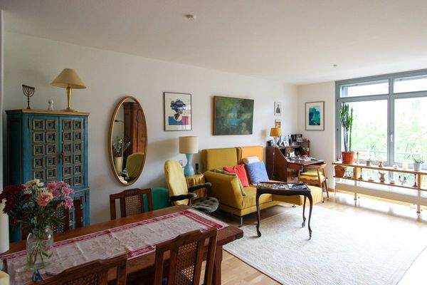 Große Fensterfront am Wohnzimmer