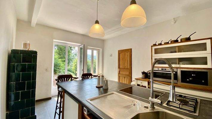 Küche mit Kachelofen