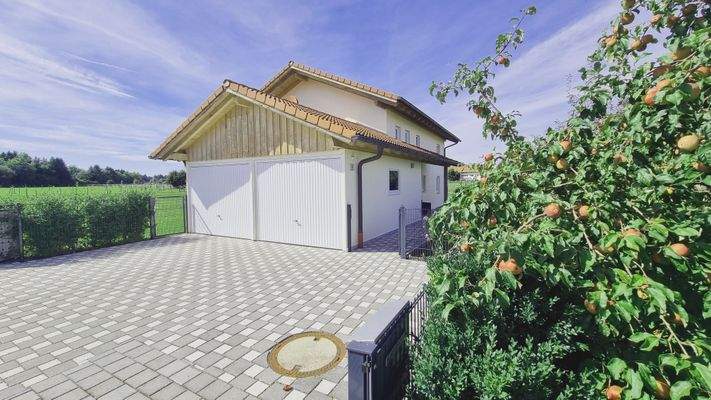 2 Garagen und Stellplatz