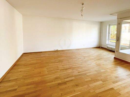 Wohnzimmer mit Balkon