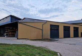 Halle mit Unterstand