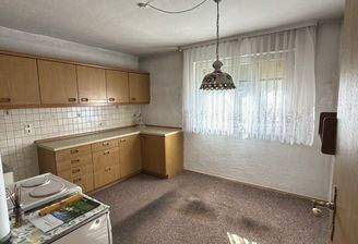 Helle Küche mit EBK im EG