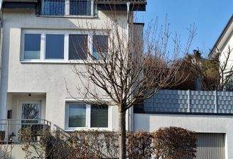 Hauseingang und Garage