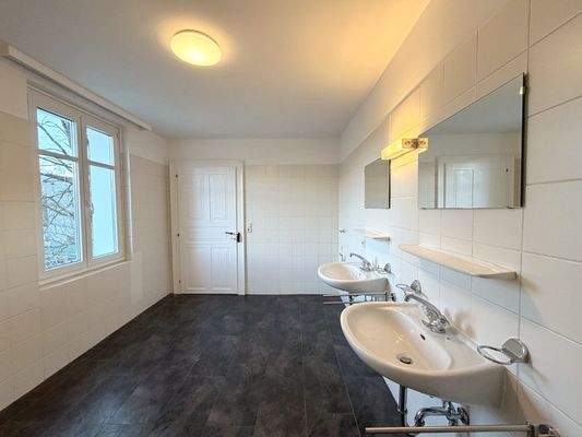 Badezimmer mit Fenster