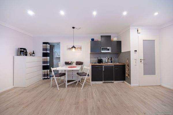 Einheit im Souterrain: lichtdurchfluteter Wohn- Essbereich