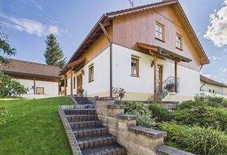 Charmantes Landhaus mit Einliegerwohnung, Nebengebäude und einladendem Außenbereich