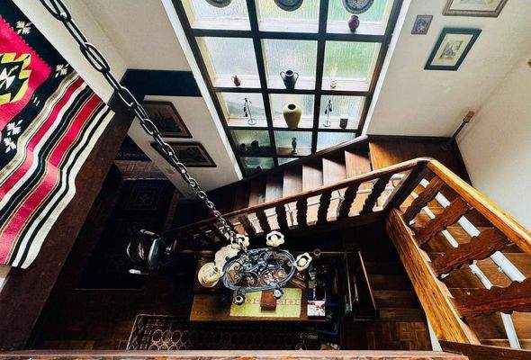 Treppe zum 1.OG mit Panoramafenster.jpg