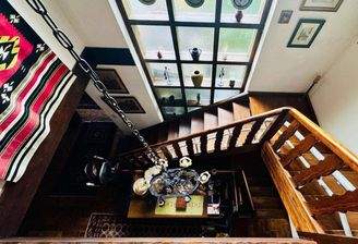 Treppe zum 1.OG mit Panoramafenster.jpg