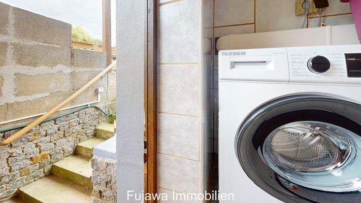 Keller Waschküche und Treppe nach draußen