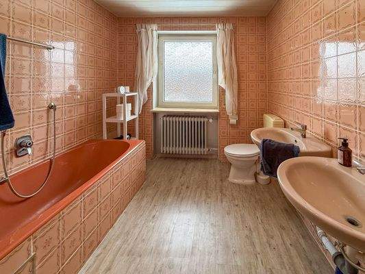 Badezimmer mit Wanne & Dusche