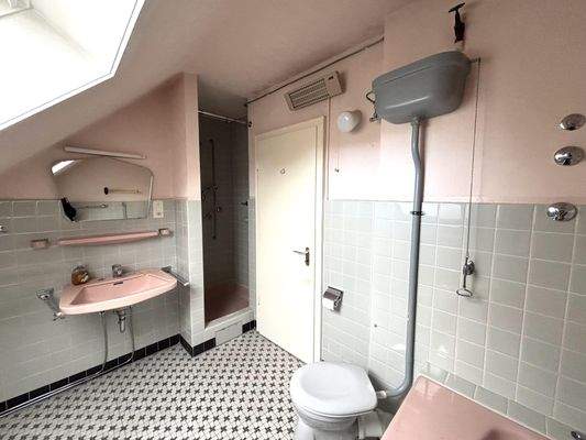 Bad mit Wanne und Dusche Obergeschoss