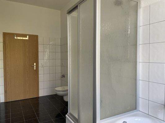 Waschmaschinenanschluss rechts neben der Flur-Tür