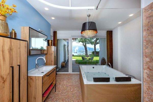 Wellnessbad mit Seeblick