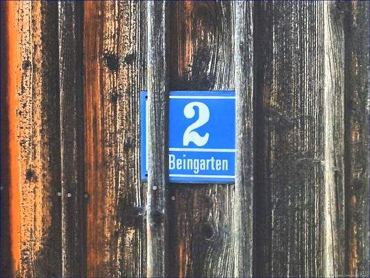 Die Holzverkleidung vom Haus mit Hausnummer 2